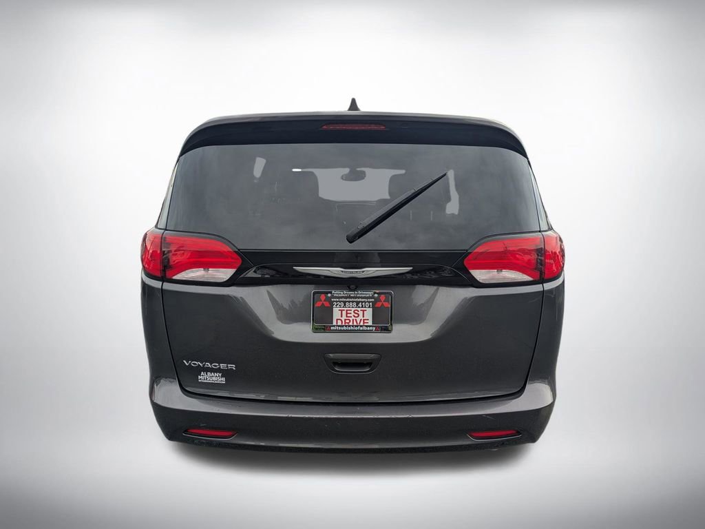 Used 2023 Chrysler Voyager LX image 4