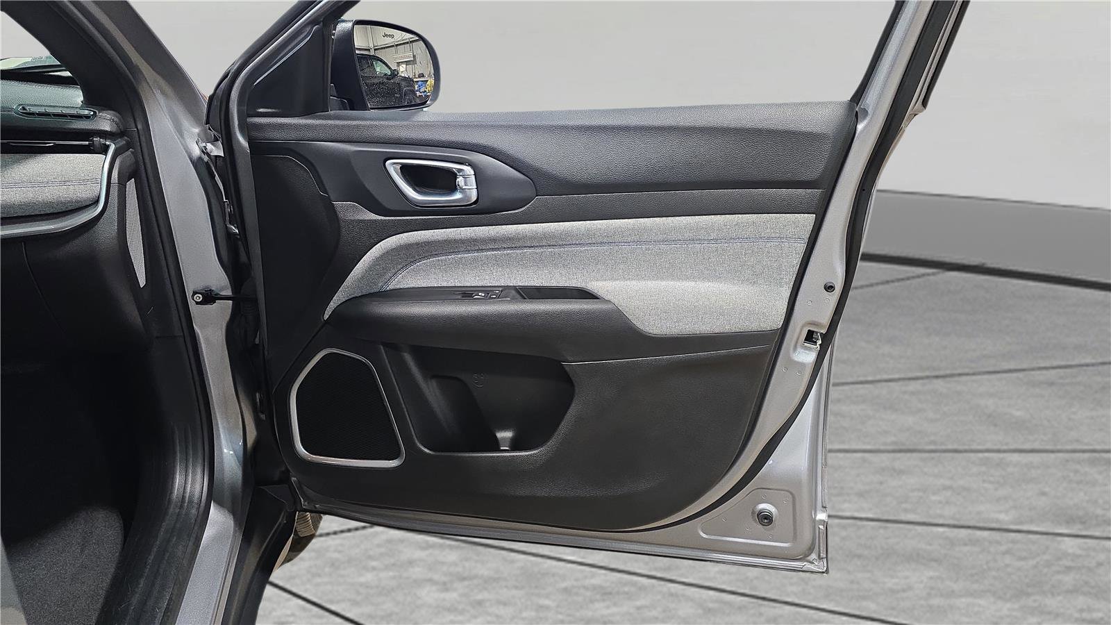 Used 2024 Jeep Compass Latitude image 24