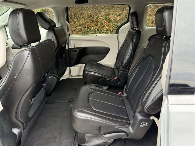 Used 2024 Chrysler Pacifica Touring-L image 11