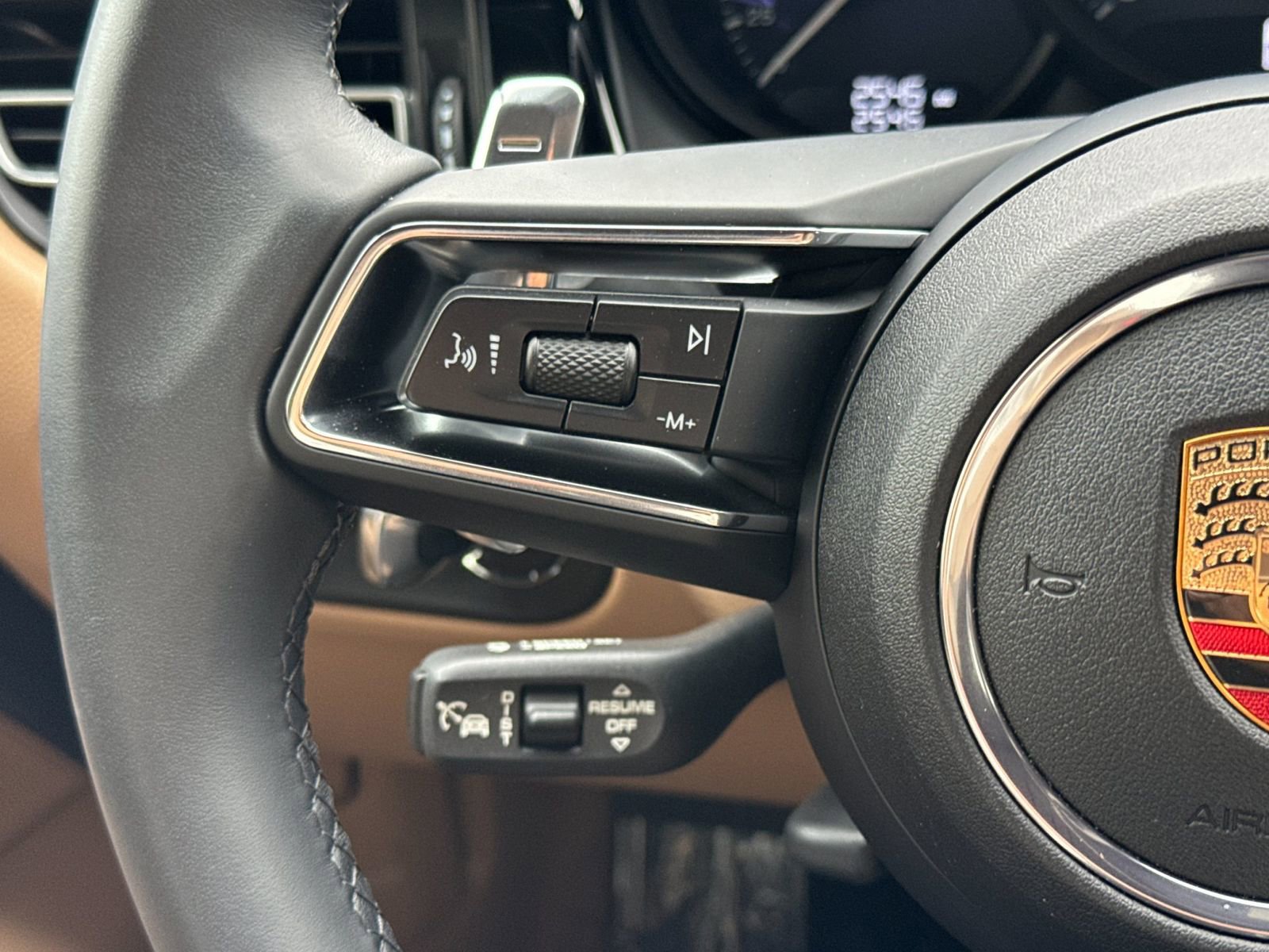 Certified 2025 Porsche Macan image 27