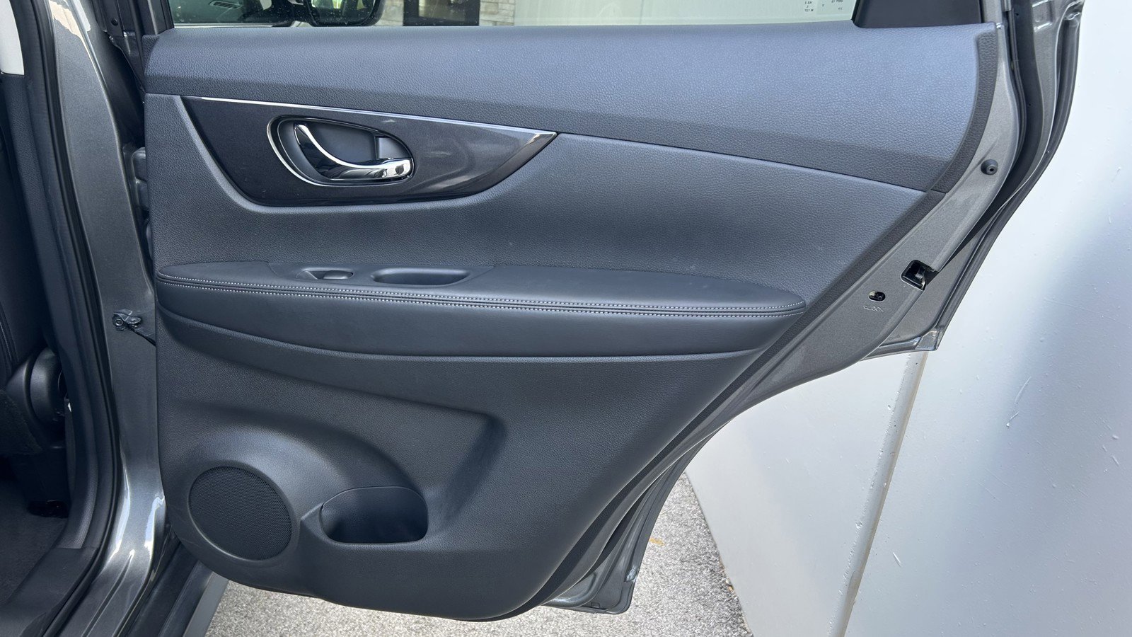 Used 2017 Nissan Rogue SV image 16