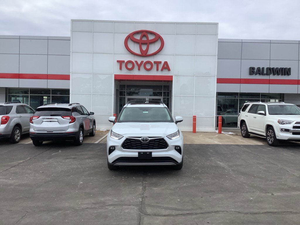New 2026 Toyota Highlander Platinum image 2