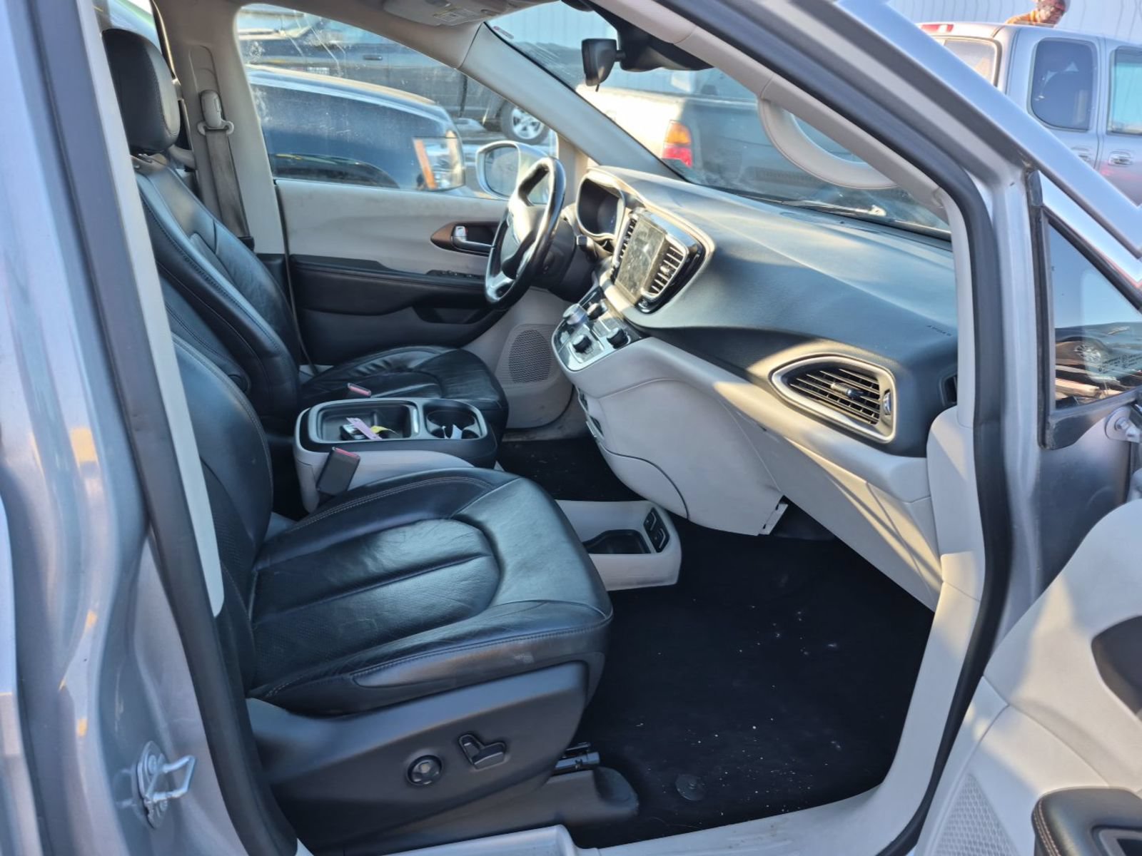 Used 2018 Chrysler Pacifica Touring-L w/ Advanced Safetytec Group FWD image 9