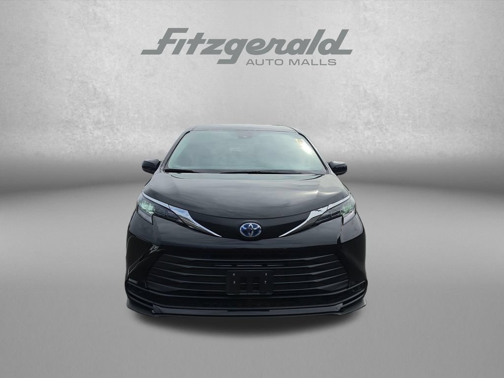 Used 2025 Toyota Sienna LE FWD image 2