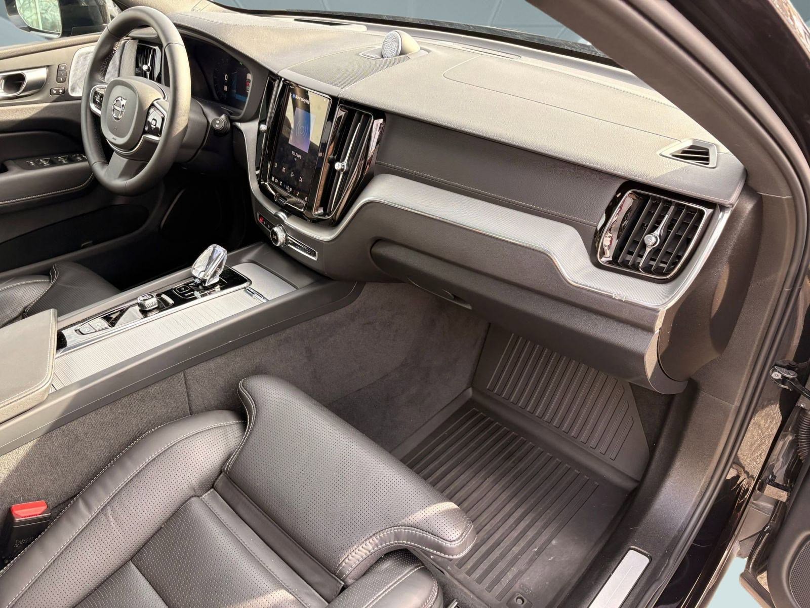 Certified 2024 Volvo XC60 T8 Ultimate w/ Protection Package Premier image 28