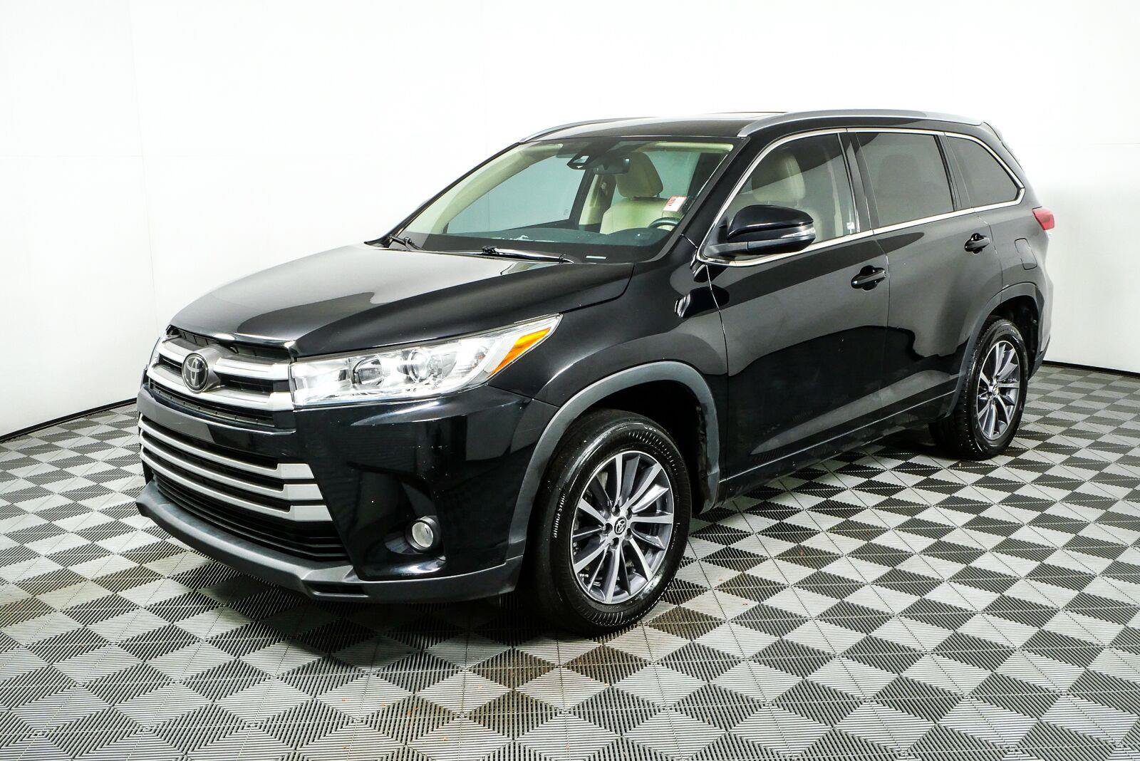 Used 2018 Toyota Highlander XLE FWD image 25