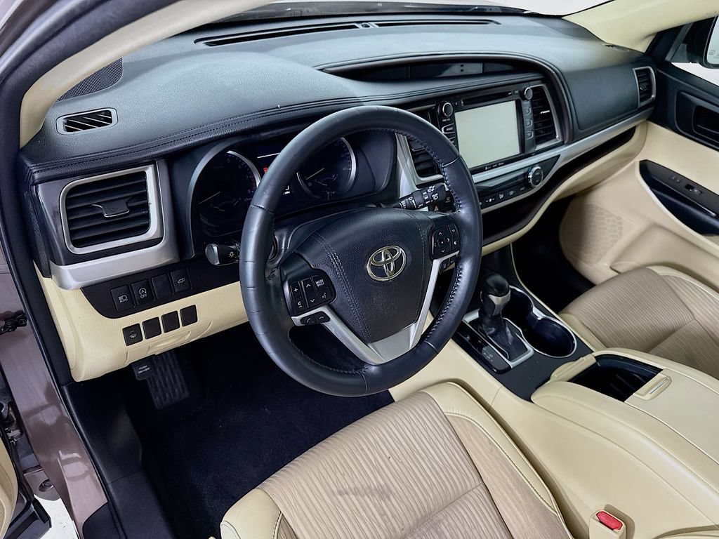 Used 2018 Toyota Highlander Plus FWD image 9