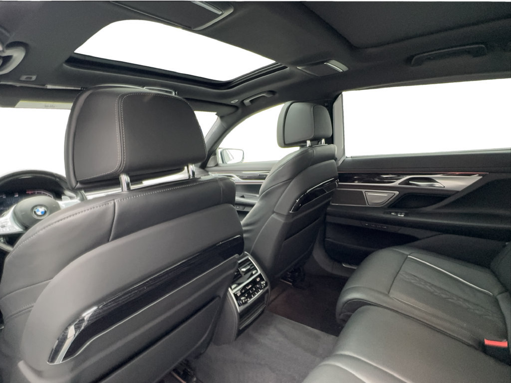 Used 2022 BMW 740i w/ Luxury Rear Seating Package RWD image 26