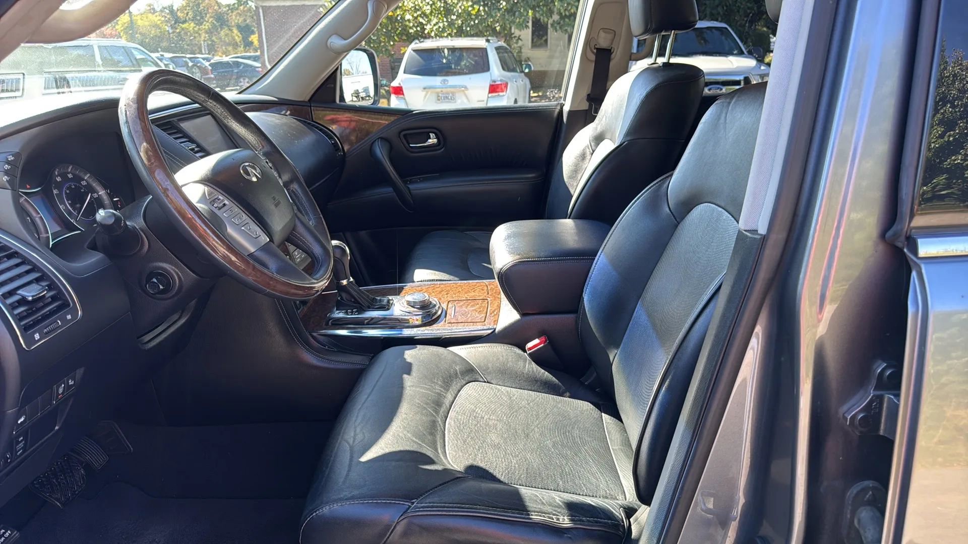 Used 2016 INFINITI QX80 4WD w/ Driver's Assistance Package image 10