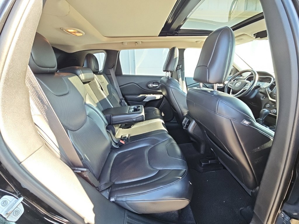 Used 2017 Jeep Cherokee Overland AWD/4WD image 5