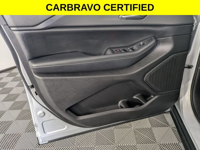 Used 2024 Jeep Grand Cherokee L Altitude RWD image 9
