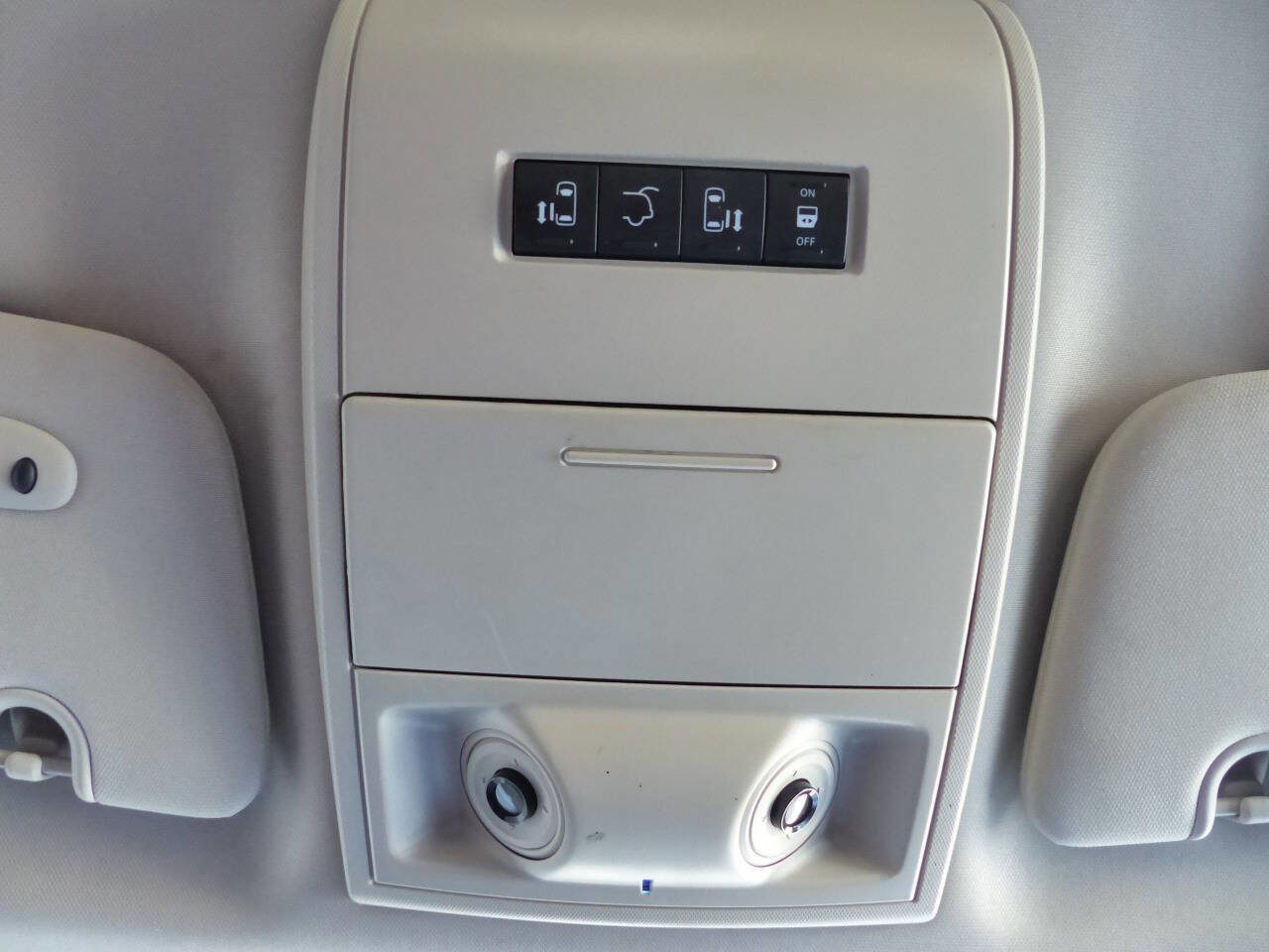 Used 2014 Chrysler Town & Country Touring image 32