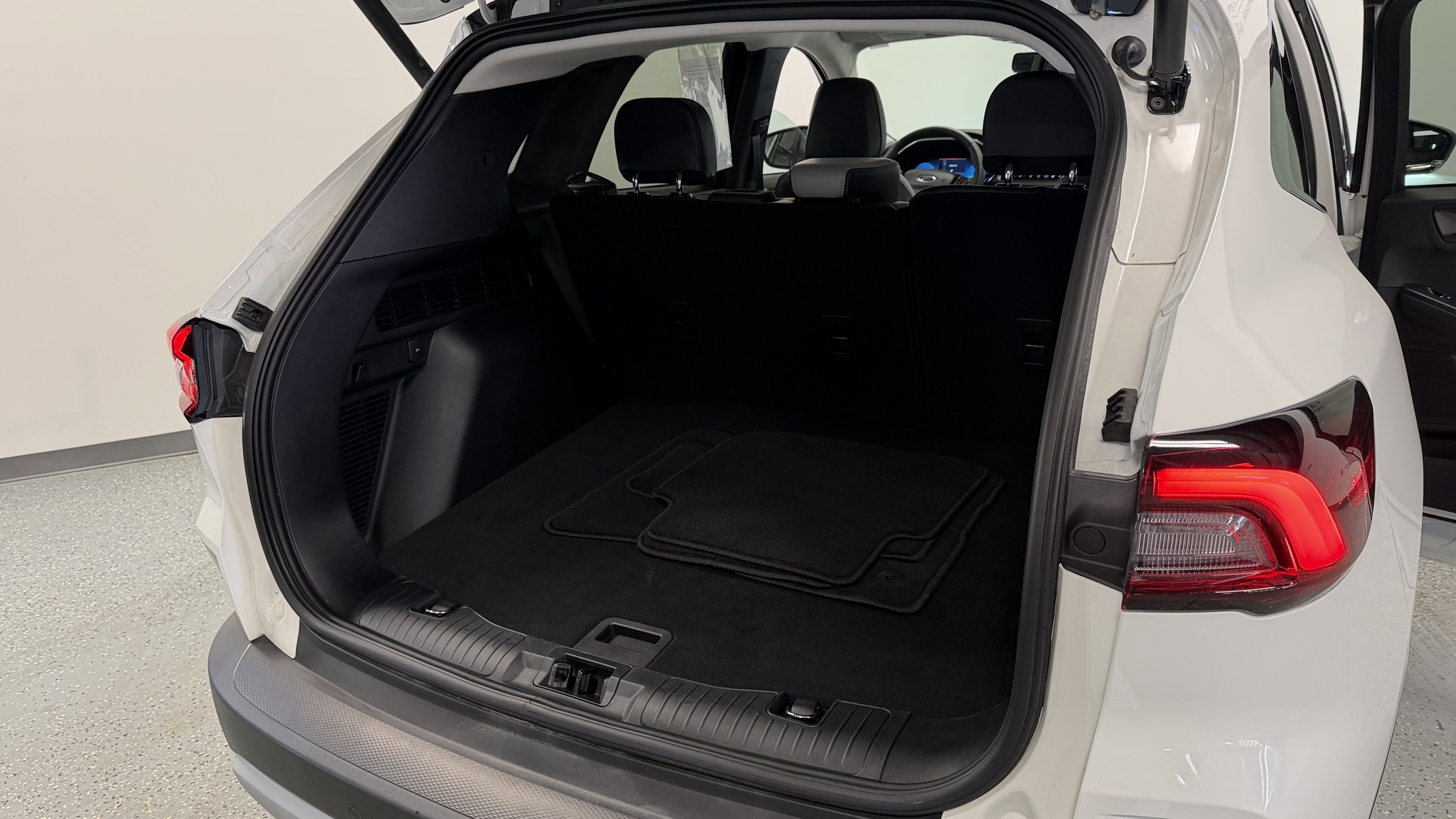 Used 2023 Ford Escape Platinum image 27