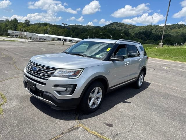 Used 2017 Ford Explorer XLT w/ Equipment Group 202A AWD/4WD image 4