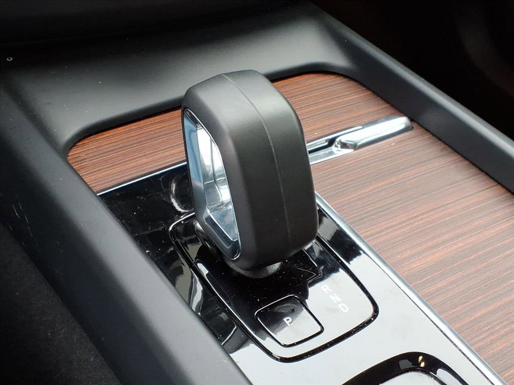 Used 2024 Volvo XC60 B5 Plus image 24