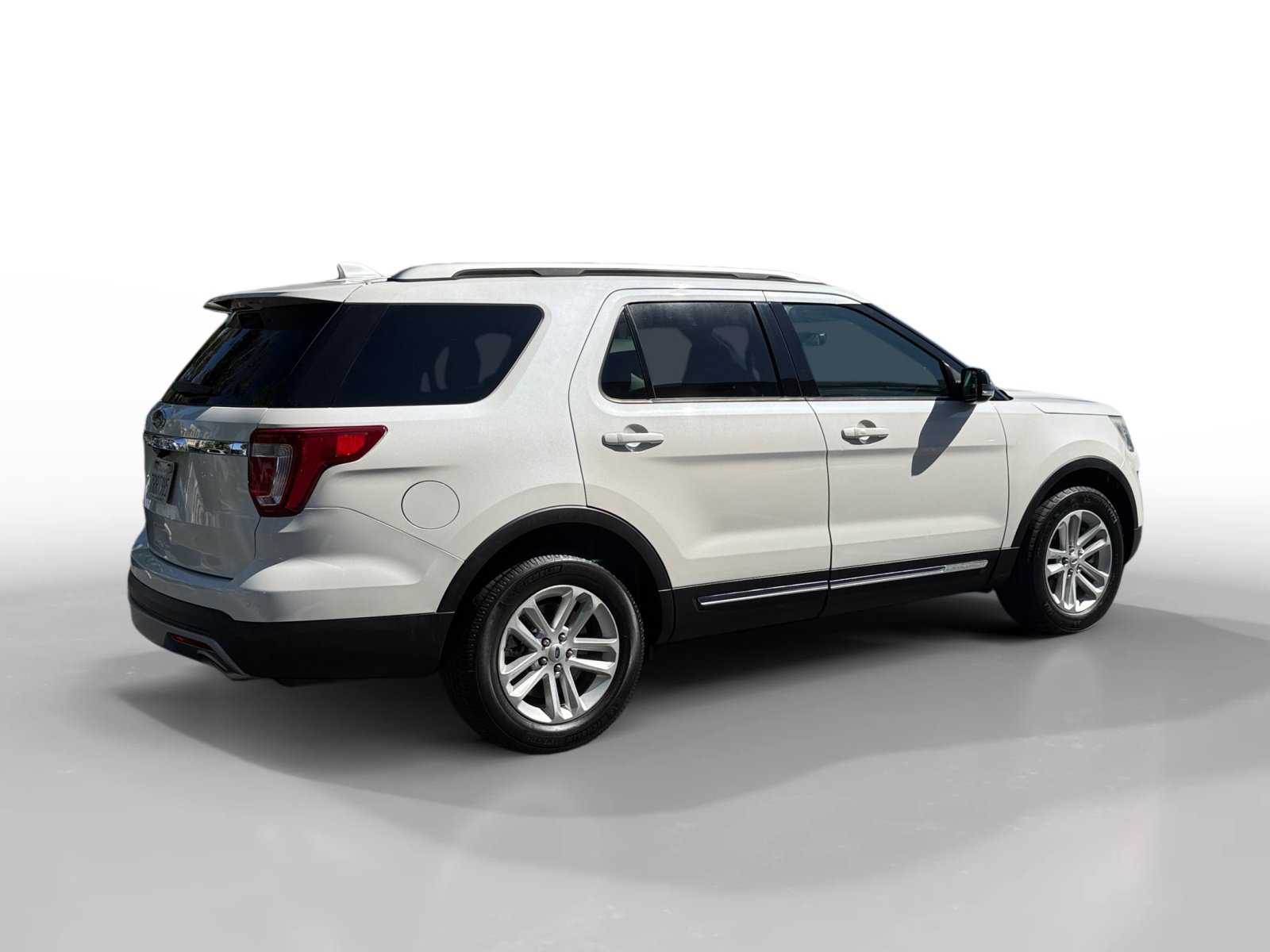 Used 2016 Ford Explorer XLT w/ Equipment Group 202A FWD image 5