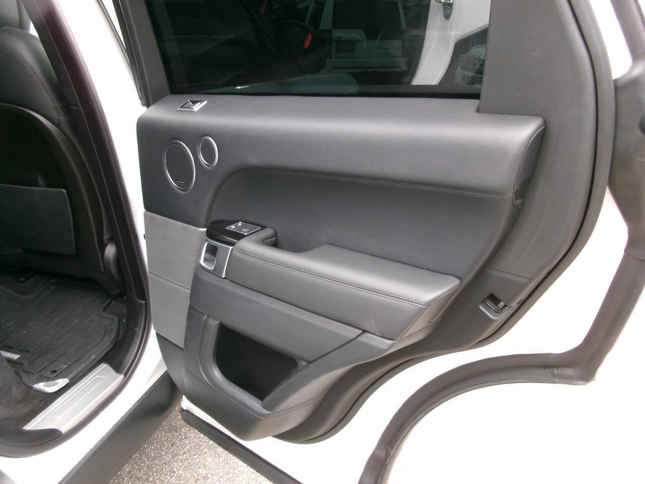 Used 2018 Land Rover Range Rover Sport HSE image 10