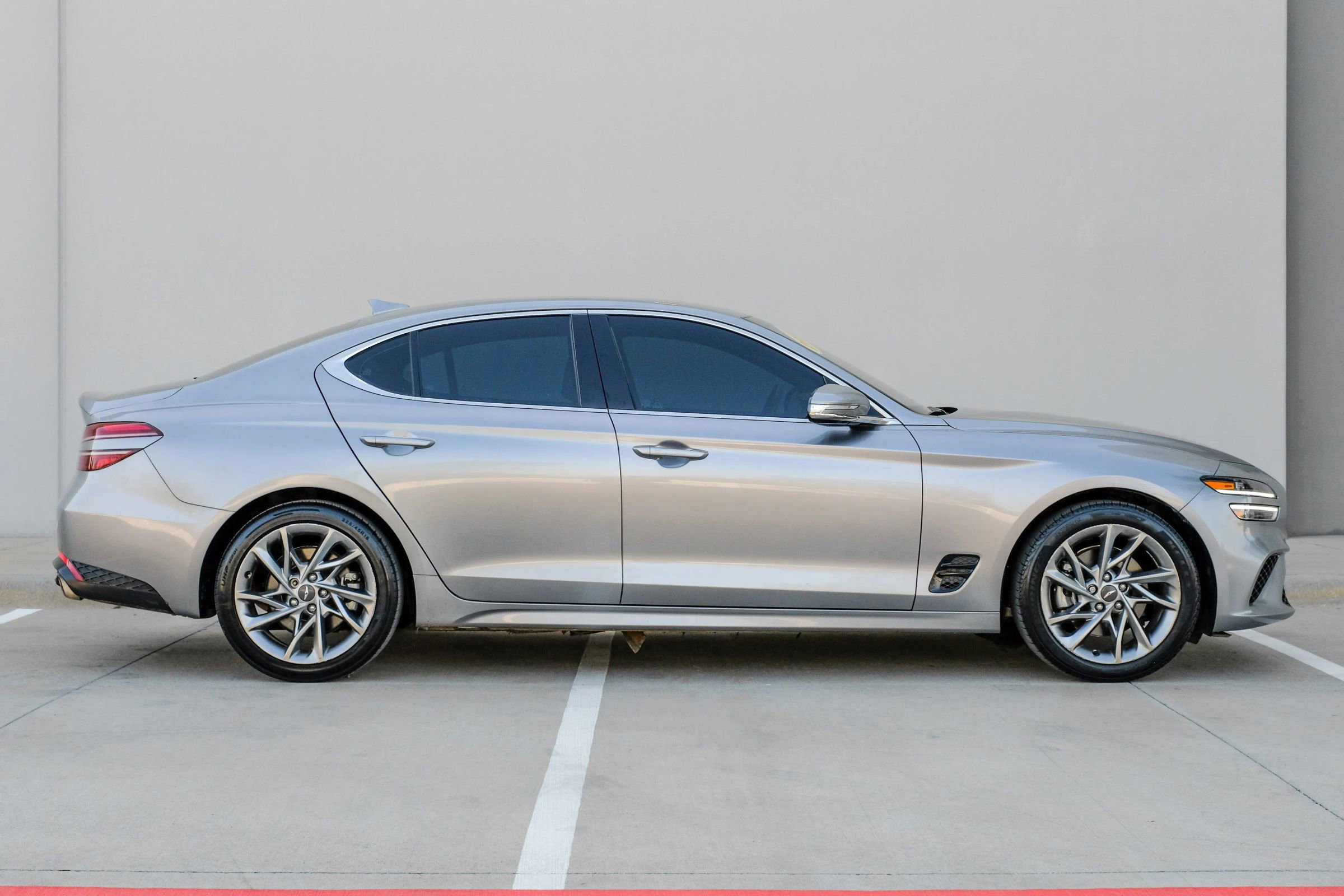 Used 2022 Genesis G70 2.0T image 3