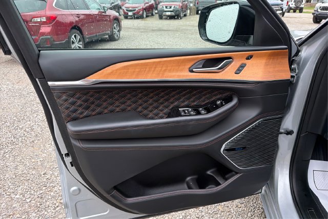 Used 2023 Jeep Grand Cherokee L Summit AWD/4WD image 18