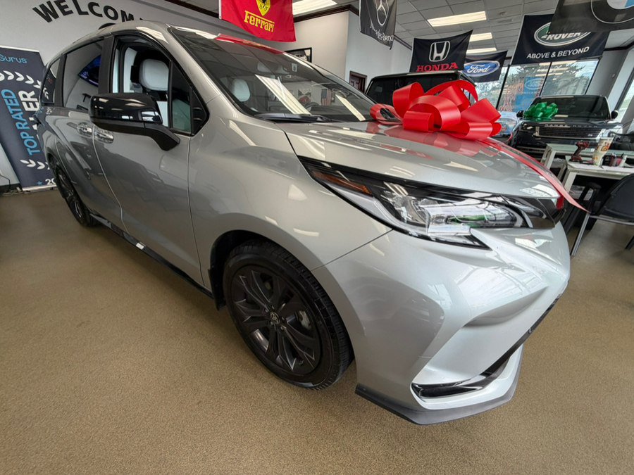 Used 2025 Toyota Sienna XSE FWD image 23