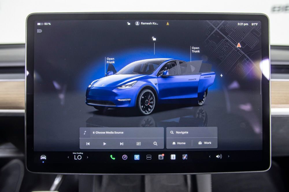 Used 2025 Tesla Model Y Performance image 38