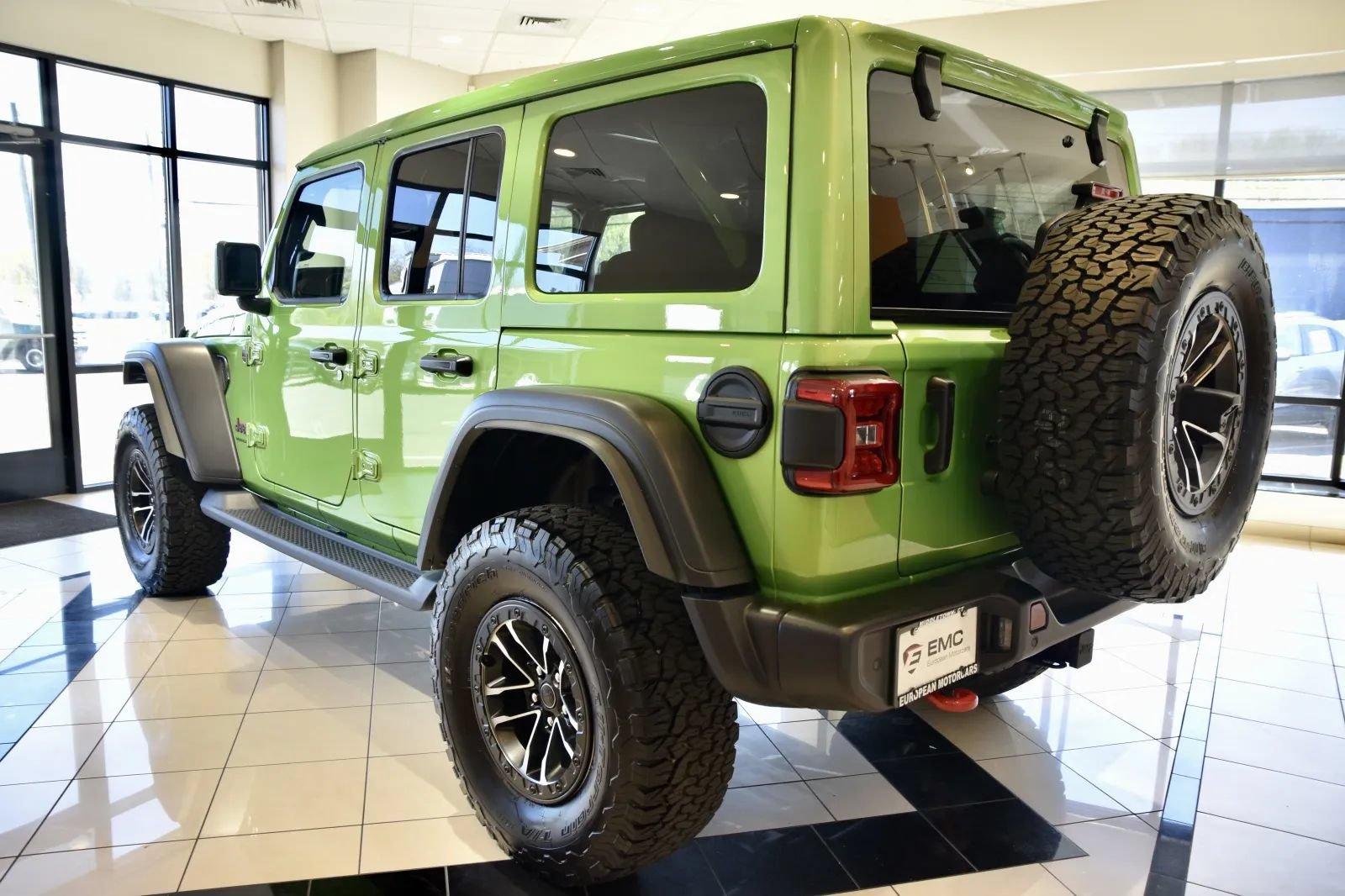 Used 2025 Jeep Wrangler Unlimited Rubicon w/ XTREMEE 35" Tire Package AWD/4WD image 4