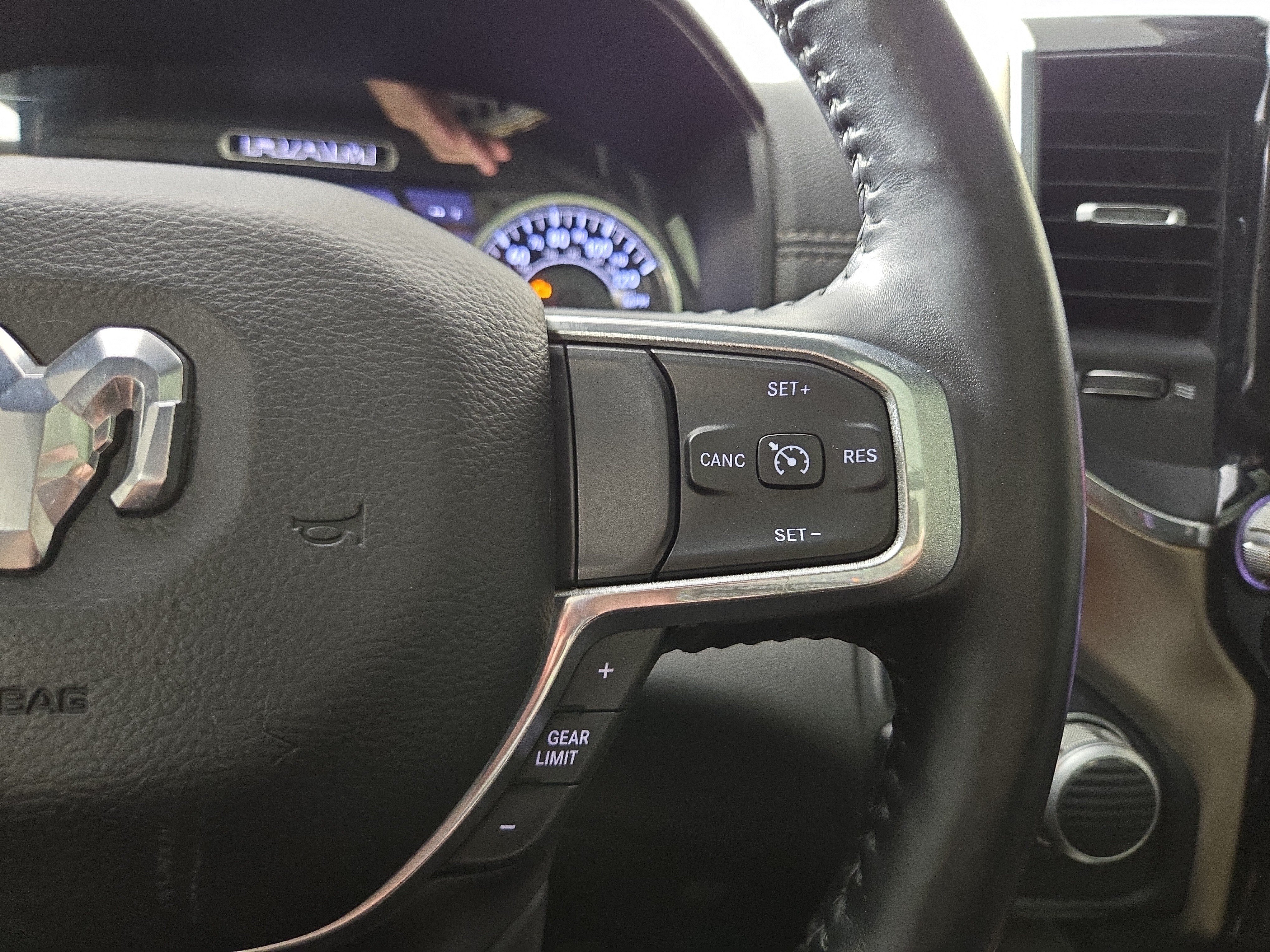 Used 2019 RAM 1500 Laramie AWD/4WD image 16