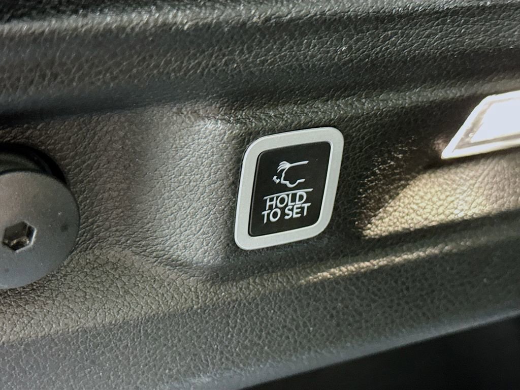 Used 2023 Jeep Grand Cherokee L Limited AWD/4WD image 31
