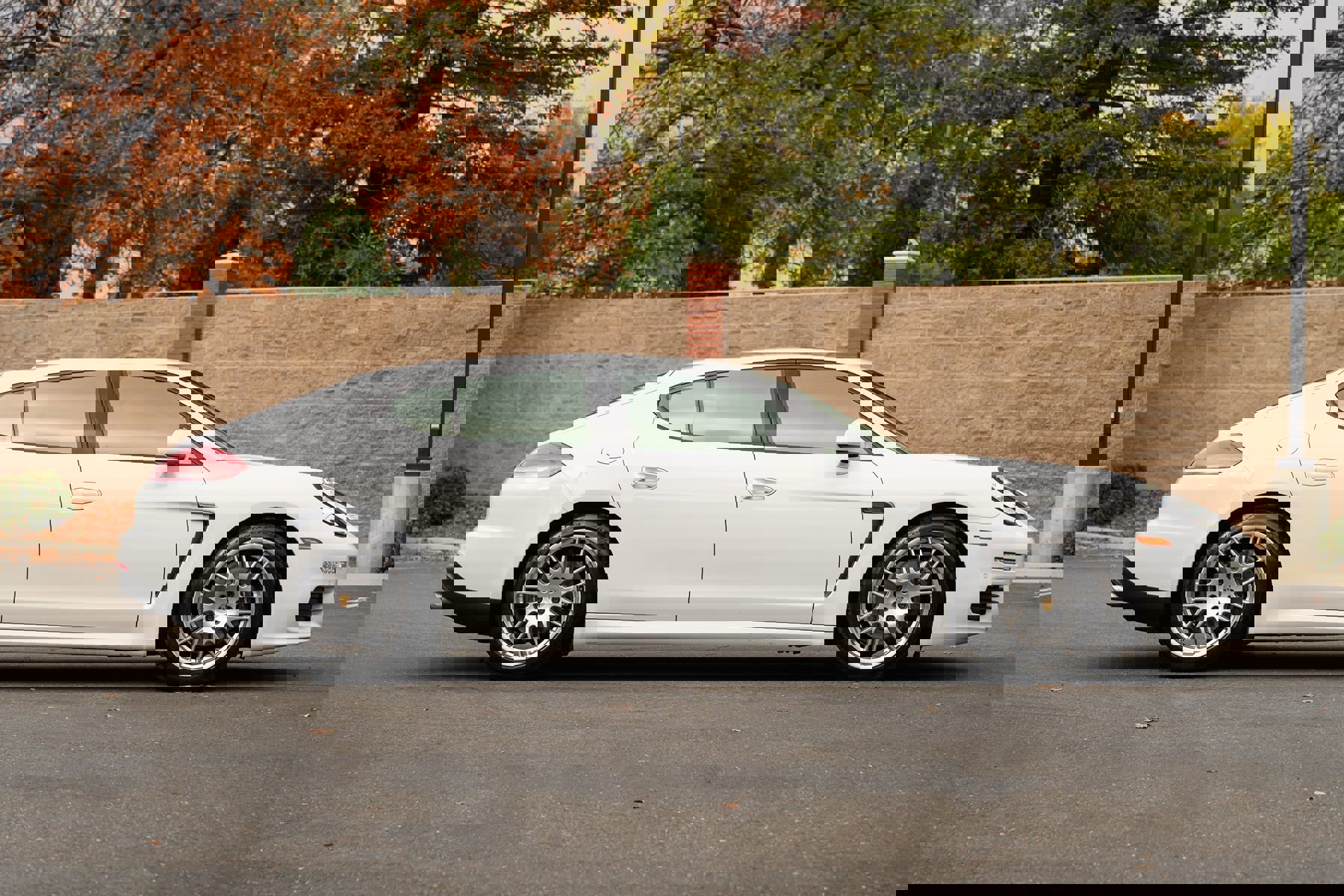 Used 2015 Porsche Panamera 4 image 8