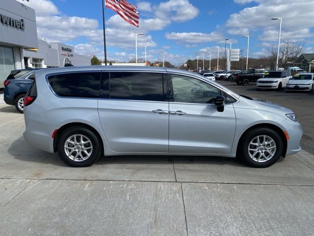 Used 2024 Chrysler Pacifica Touring-L FWD image 2