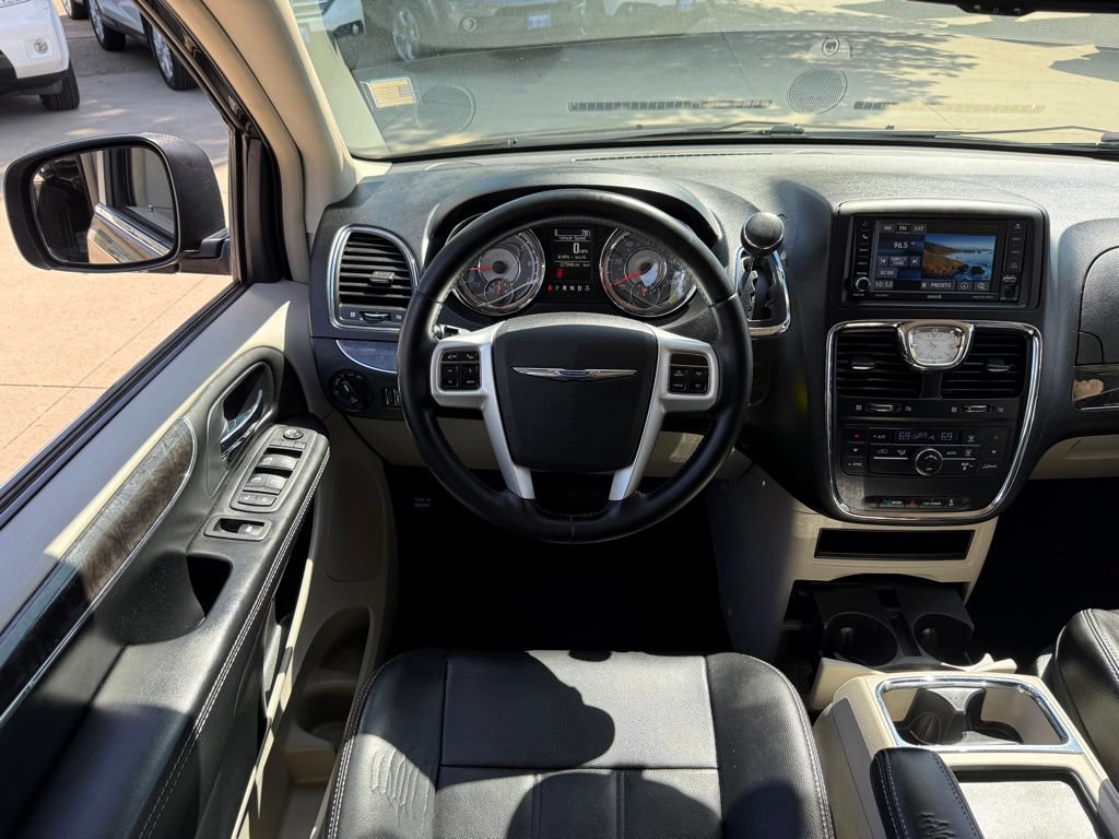 Used 2014 Chrysler Town & Country Touring FWD image 2