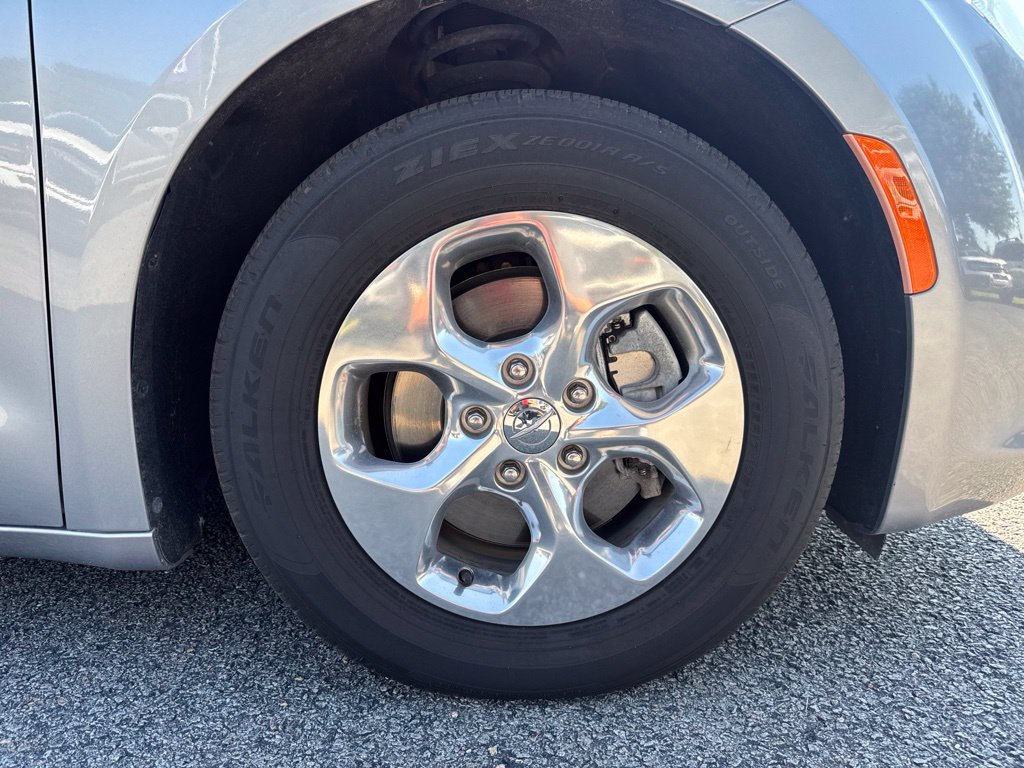 Used 2018 Chrysler Pacifica Limited FWD image 40