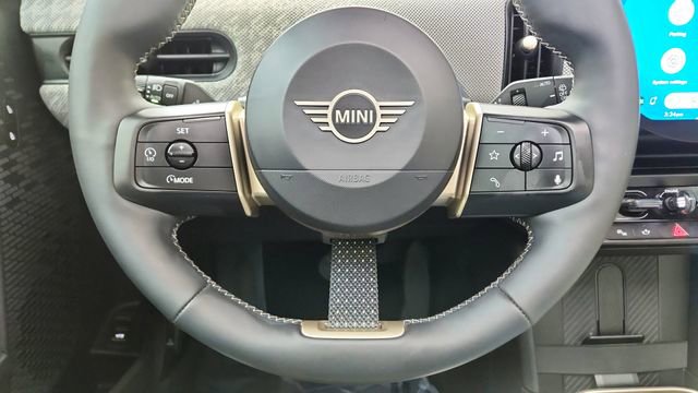 Used 2025 MINI Cooper 4-Door Hardtop image 39