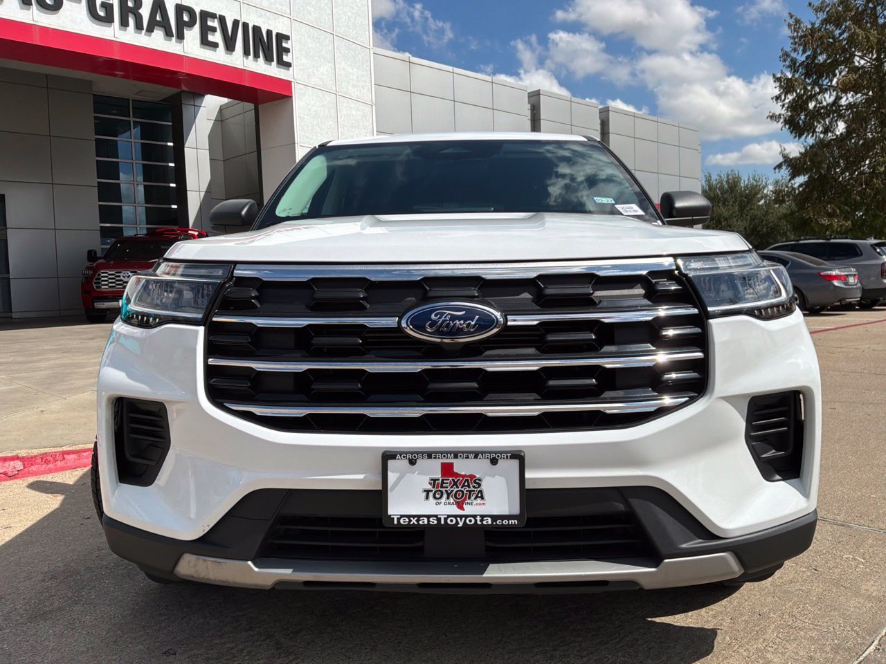 Used 2026 Ford Explorer Active RWD image 3