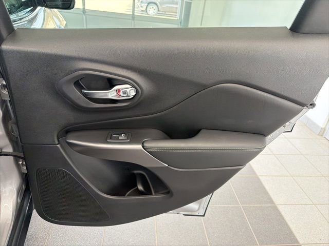 Used 2020 Jeep Cherokee Limited image 11