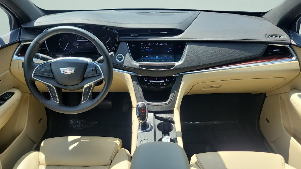 Used 2017 Cadillac XT5 Luxury w/ Driver Awareness Package AWD/4WD image 14
