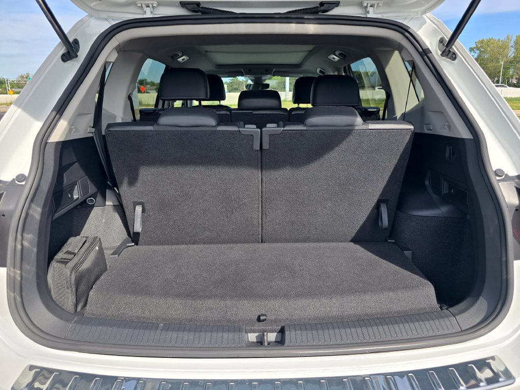 Used 2023 Volkswagen Tiguan SE w/ Panoramic Sunroof Package FWD image 18
