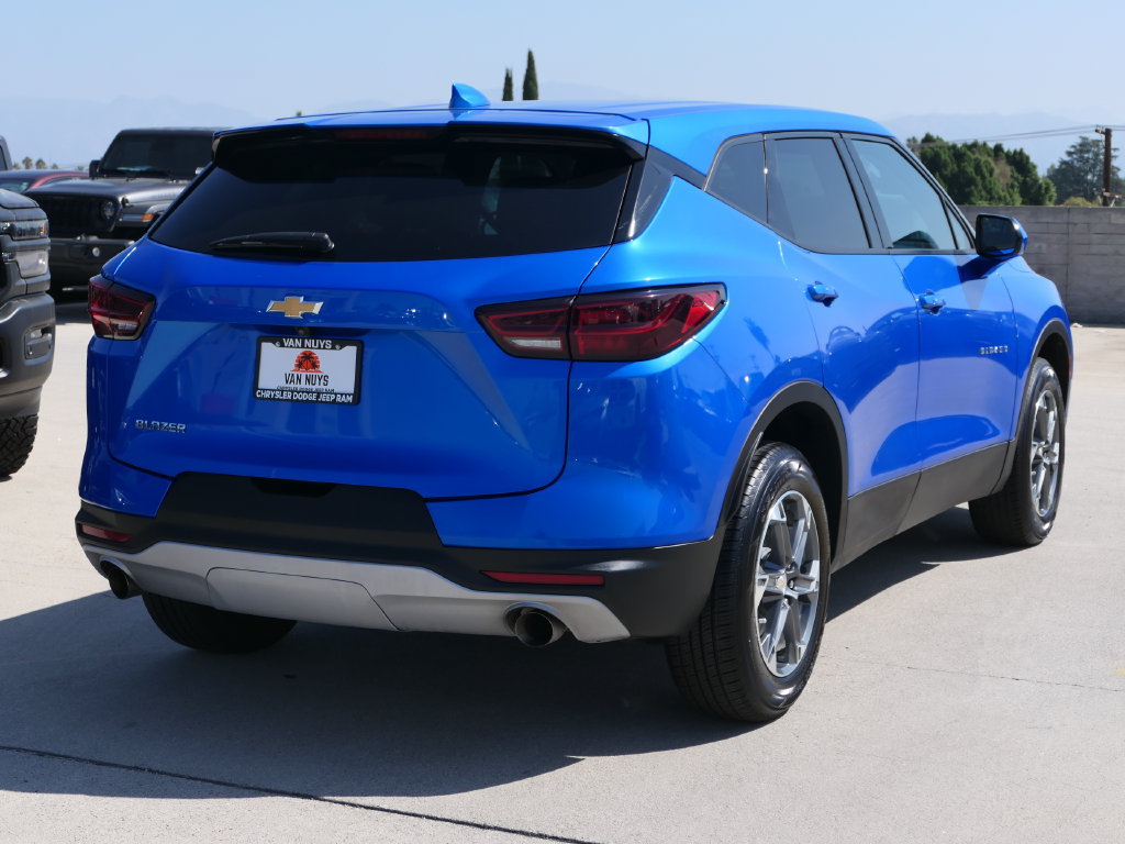 Used 2025 Chevrolet Blazer LT FWD image 3