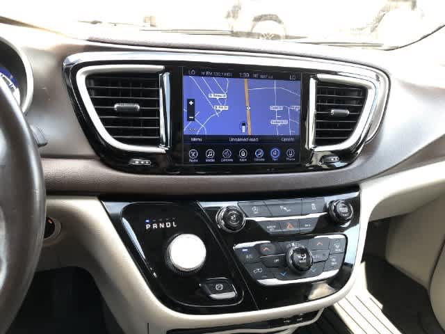 Used 2017 Chrysler Pacifica Touring-L FWD image 23