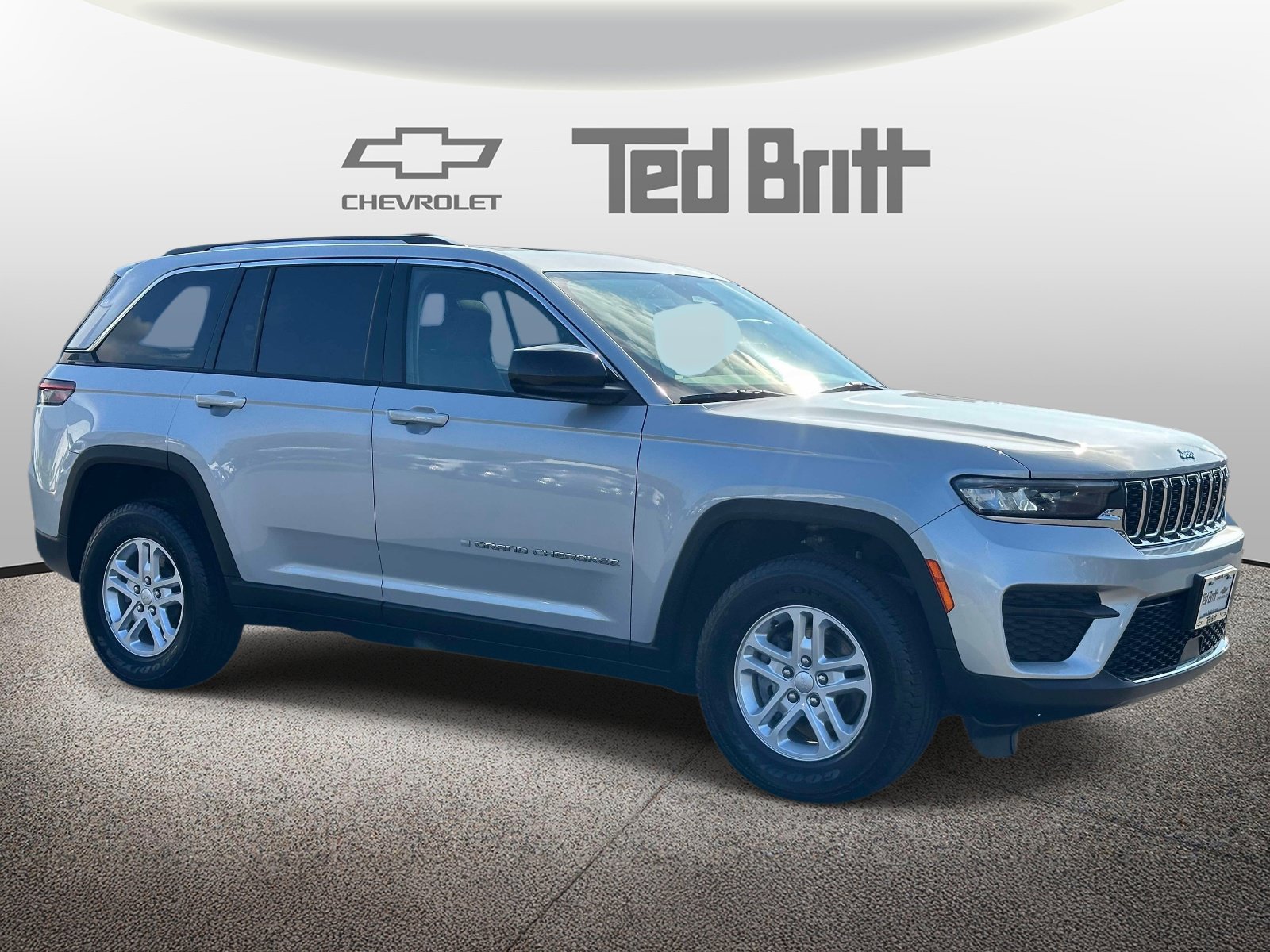 Used 2023 Jeep Grand Cherokee Laredo AWD/4WD image 3