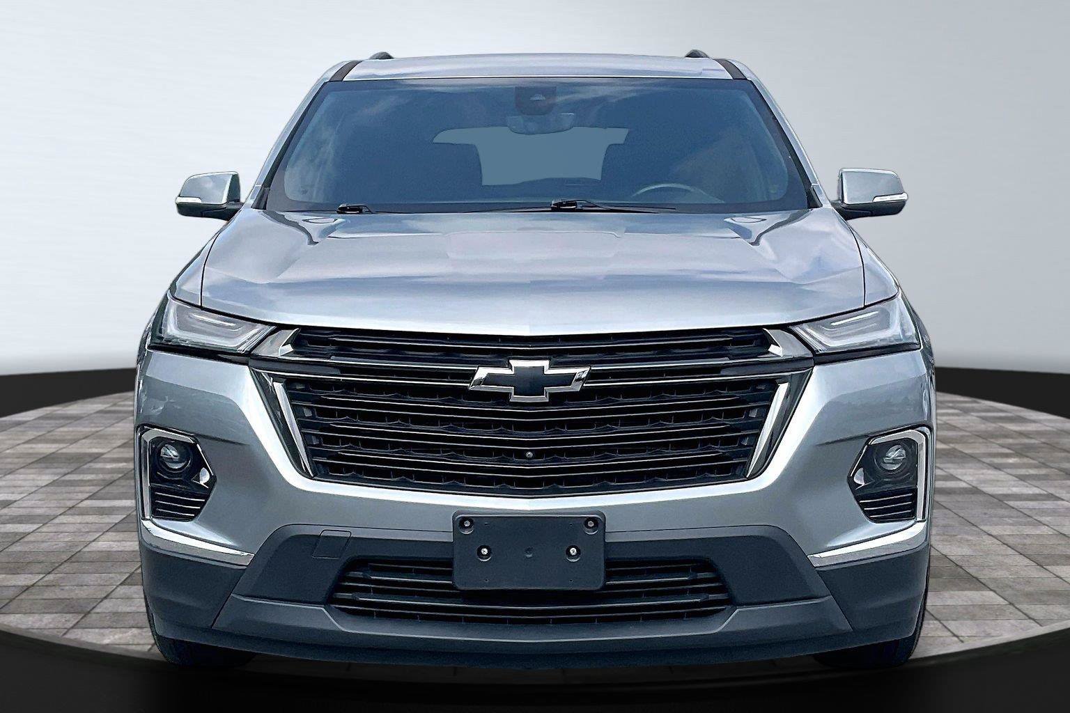 Used 2023 Chevrolet Traverse LT FWD image 2