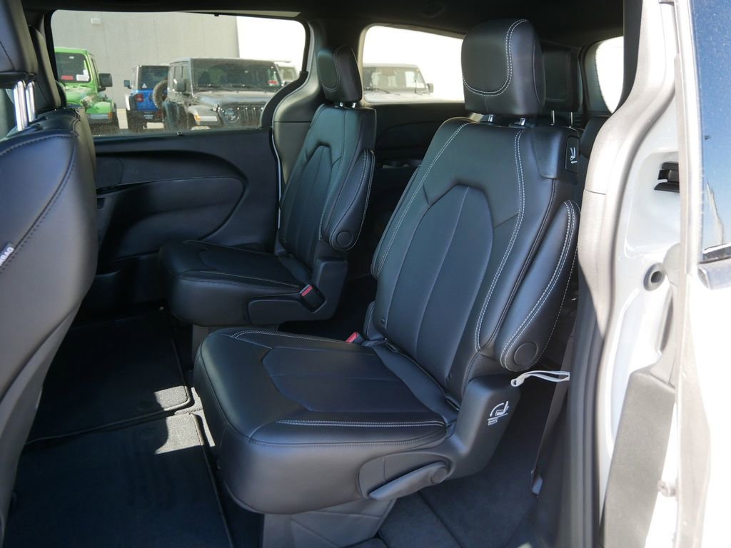 New 2026 Chrysler Pacifica Select image 8