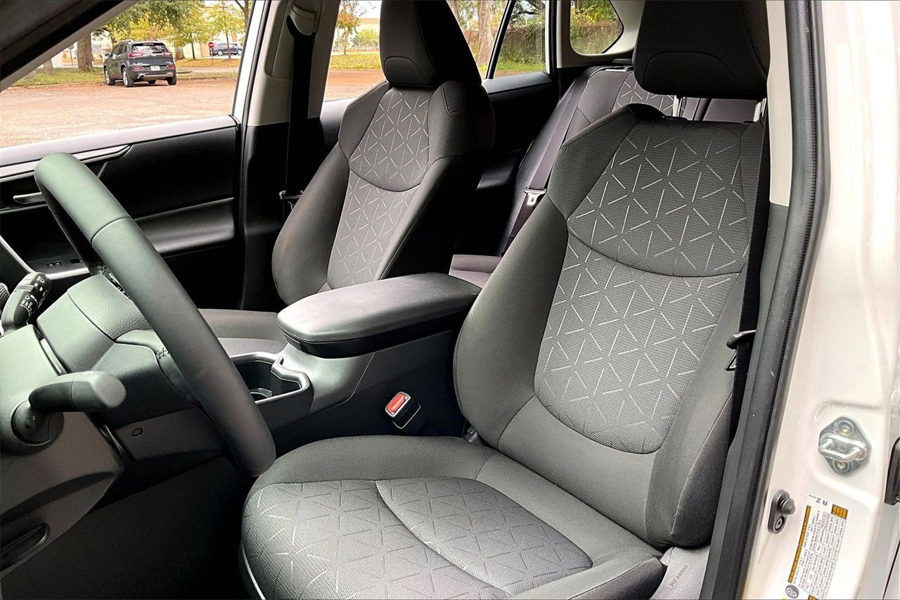 Used 2025 Toyota RAV4 XLE image 18