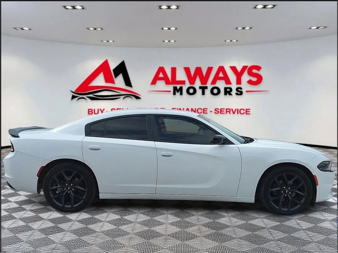 Used 2019 Dodge Charger SXT w/ Blacktop Package RWD image 4