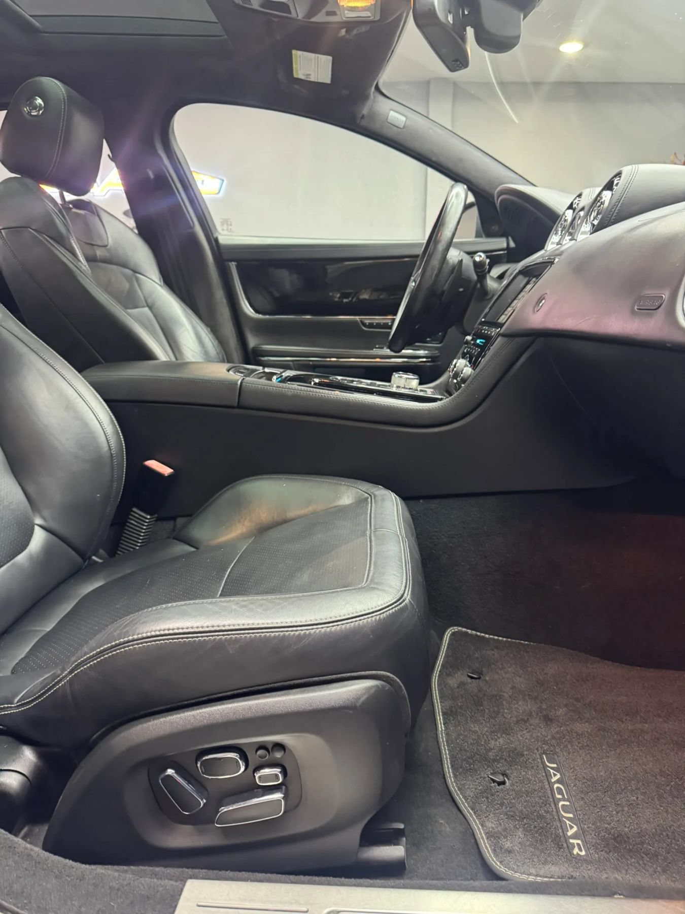 Used 2015 Jaguar XJ RWD image 33