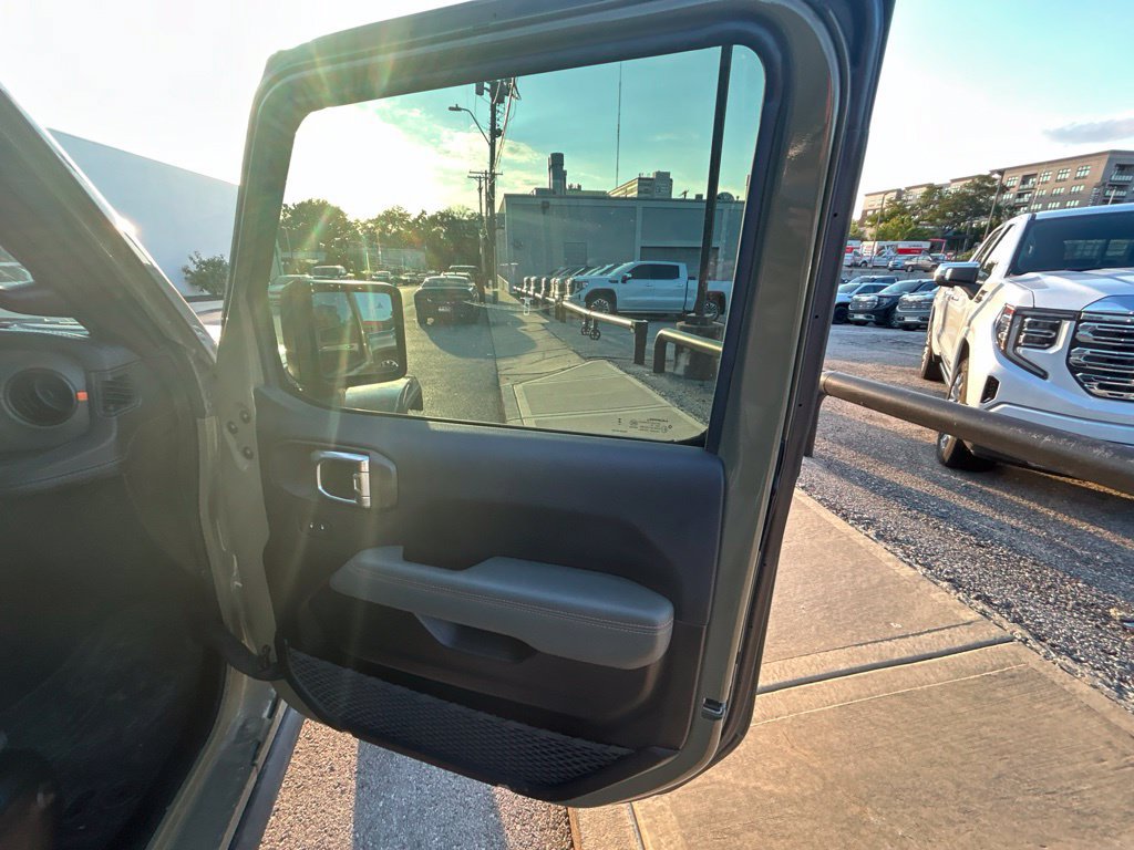 Used 2025 Jeep Gladiator Mojave AWD/4WD image 33