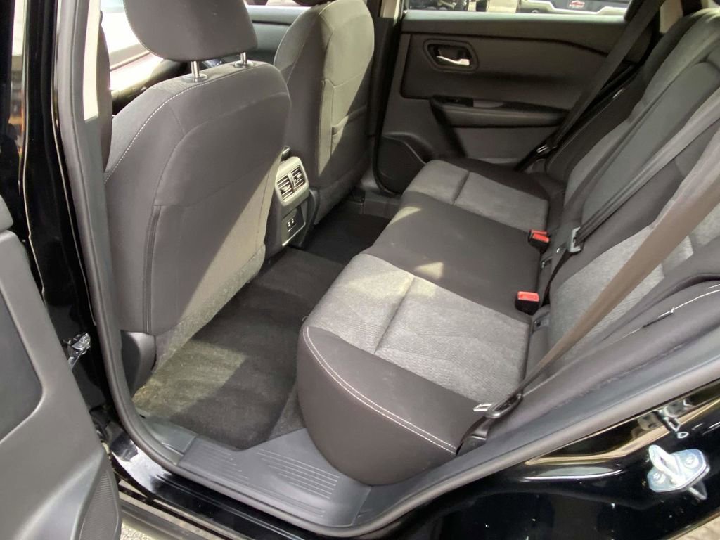 Used 2024 Nissan Rogue SV image 8