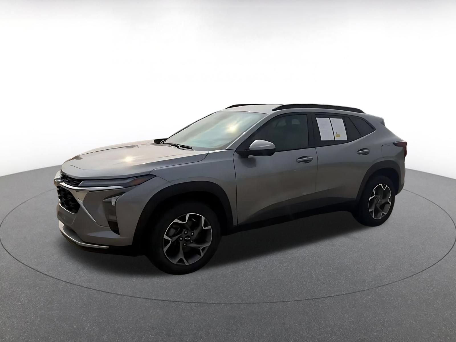 Used 2025 Chevrolet Trax LT FWD image 8