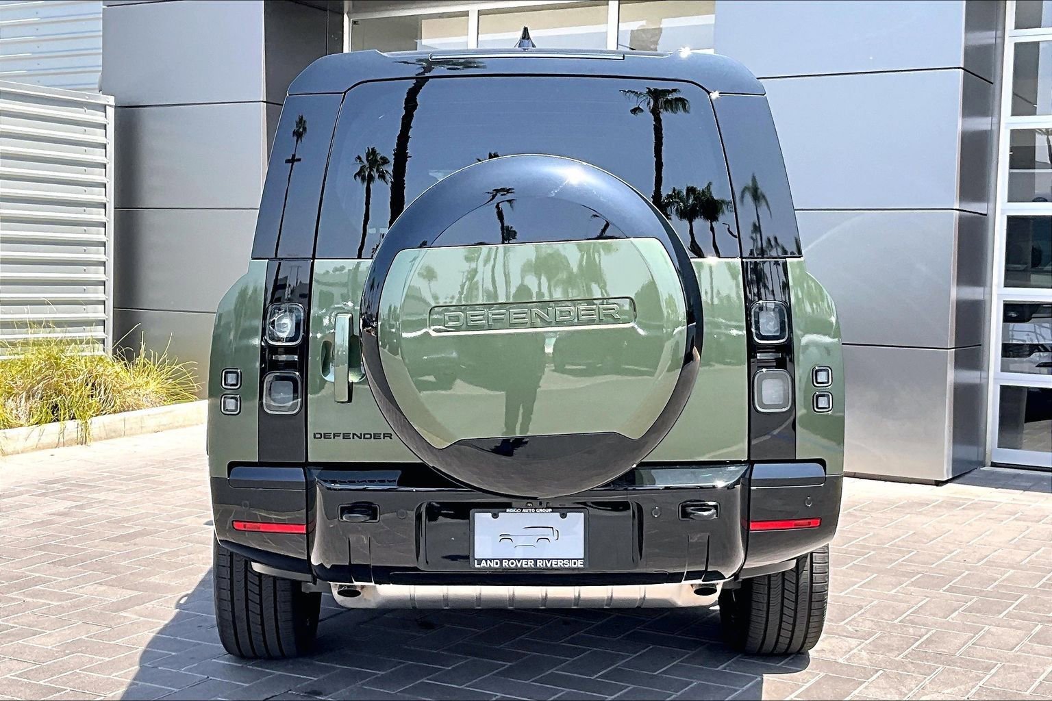 New 2026 Land Rover Defender 130 X-Dynamic SE AWD/4WD image 4