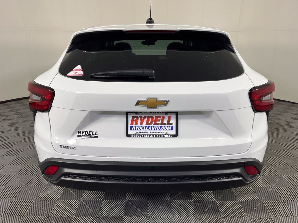 New 2026 Chevrolet Trax LS w/ LS Convenience Package FWD image 5